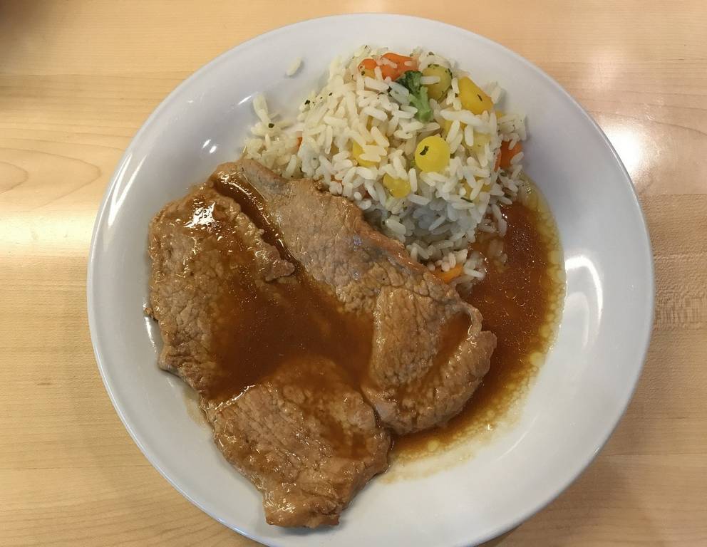 Naturschnitzerl mit Gemüsereis Naturschnitzerl mit Gemüsereis