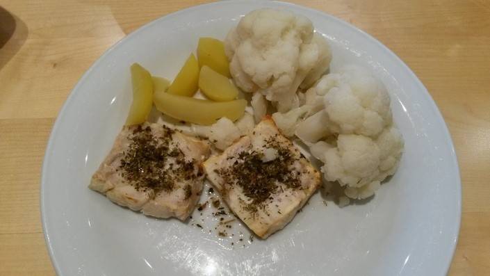 Gegrillter Tofu mit Karfiol und Kartoffeln