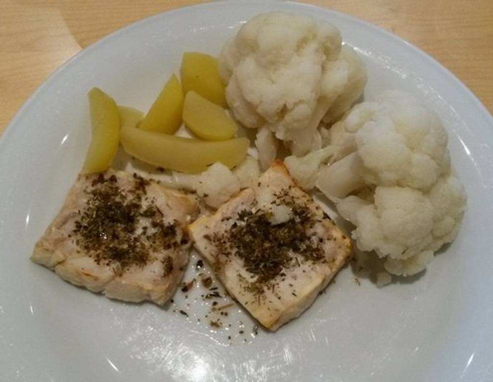 Gegrillter Tofu mit Karfiol und Kartoffeln Gegrillter Tofu mit Karfiol und Kartoffeln