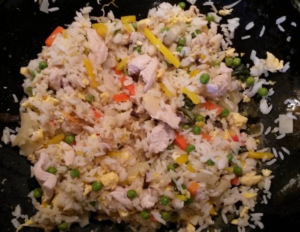 Asiatisch gebratener Eierreis mit Huhn Asiatisch gebratener Eierreis mit Huhn