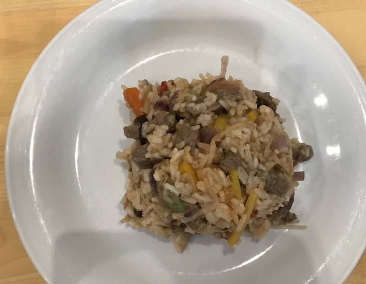 Asiatisch gebratener Reis mit Rindfleisch Asiatisch gebratener Reis mit Rindfleisch