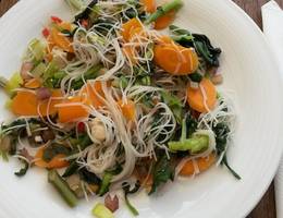 Asiatisch gebratene Nudeln mit Hühnerfleisch Asiatisch gebratene Nudeln mit Hühnerfleisch