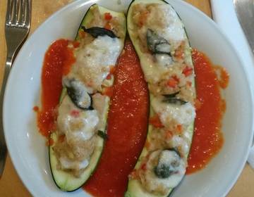 Vegetarisch gefüllte Zucchini mit Paprikasauce Vegetarisch gefüllte Zucchini mit Paprikasauce