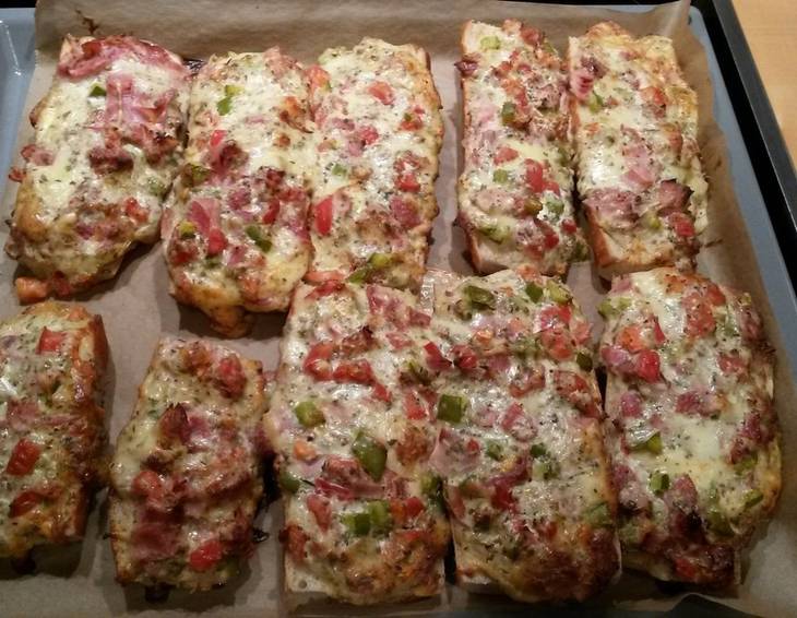 Pizzabaguettes mit Prosciutto Pizzabaguettes mit Prosciutto
