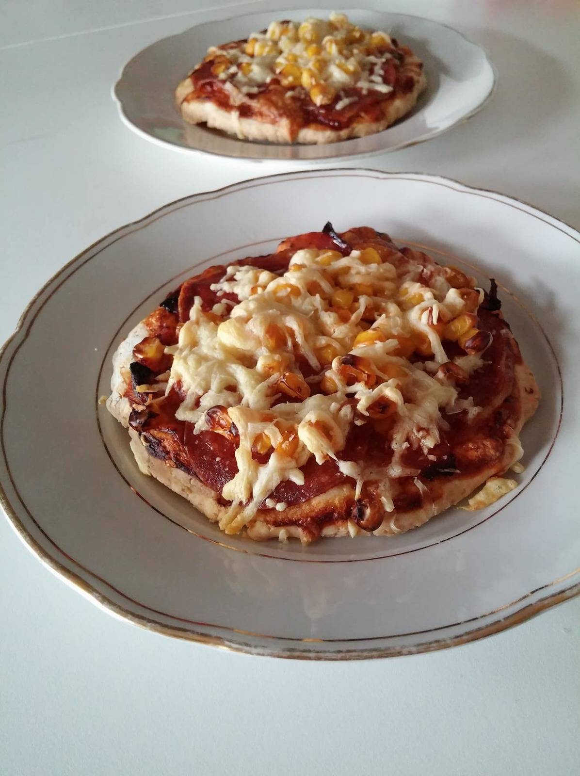 Glutenfreie Schinken-Käse-Mais-Pizza