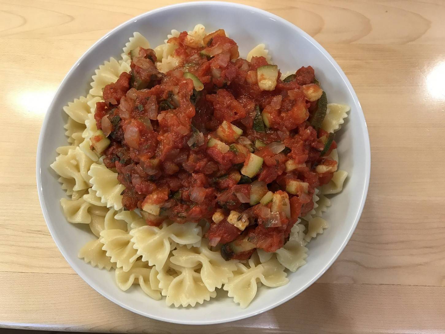 Farfalle mit Tomaten und Zucchini Rezept - ichkoche.ch Farfalle mit Tomaten und Zucchini Rezept - ichkoche.ch