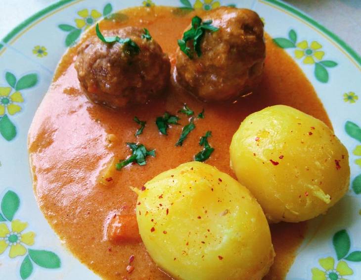 Fleischbällchen in Paprika-Gemüsesauce