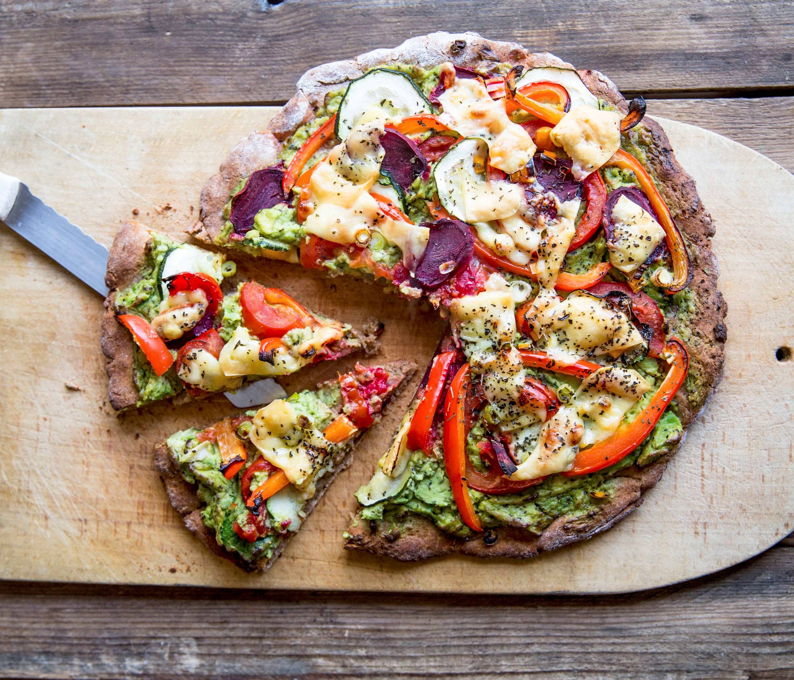 Vollkornpizza mit Avocadocreme und Gemüse