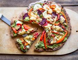 Vollkornpizza mit Avocadocreme und Gemüse Vollkornpizza mit Avocadocreme und Gemüse