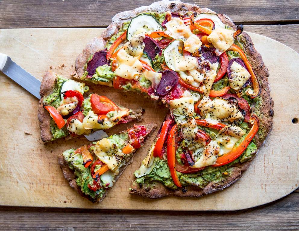 Vollkornpizza mit Avocadocreme und Gemüse Vollkornpizza mit Avocadocreme und Gemüse