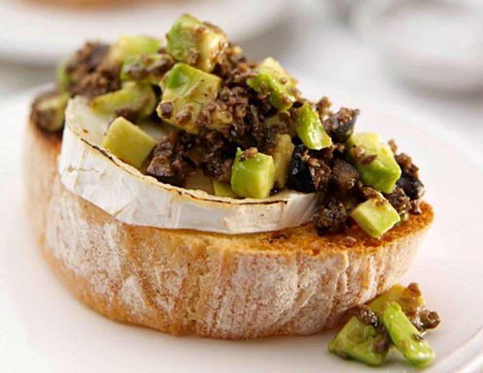 Bruschetta mit Ziegenkäse, Oliven und Avocado Bruschetta mit Ziegenkäse, Oliven und Avocado