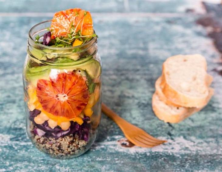 Quinoasalat mit Blutorange, Rotkraut und Avocado Quinoasalat mit Blutorange, Rotkraut und Avocado