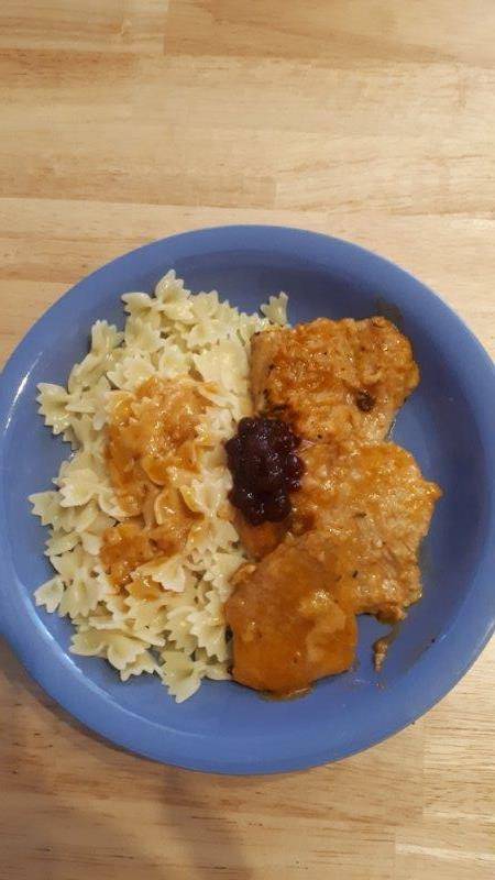 Naturschnitzel in pikanter Sauce und Farfalle