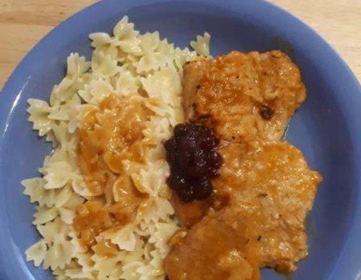 Naturschnitzel in pikanter Sauce und Farfalle