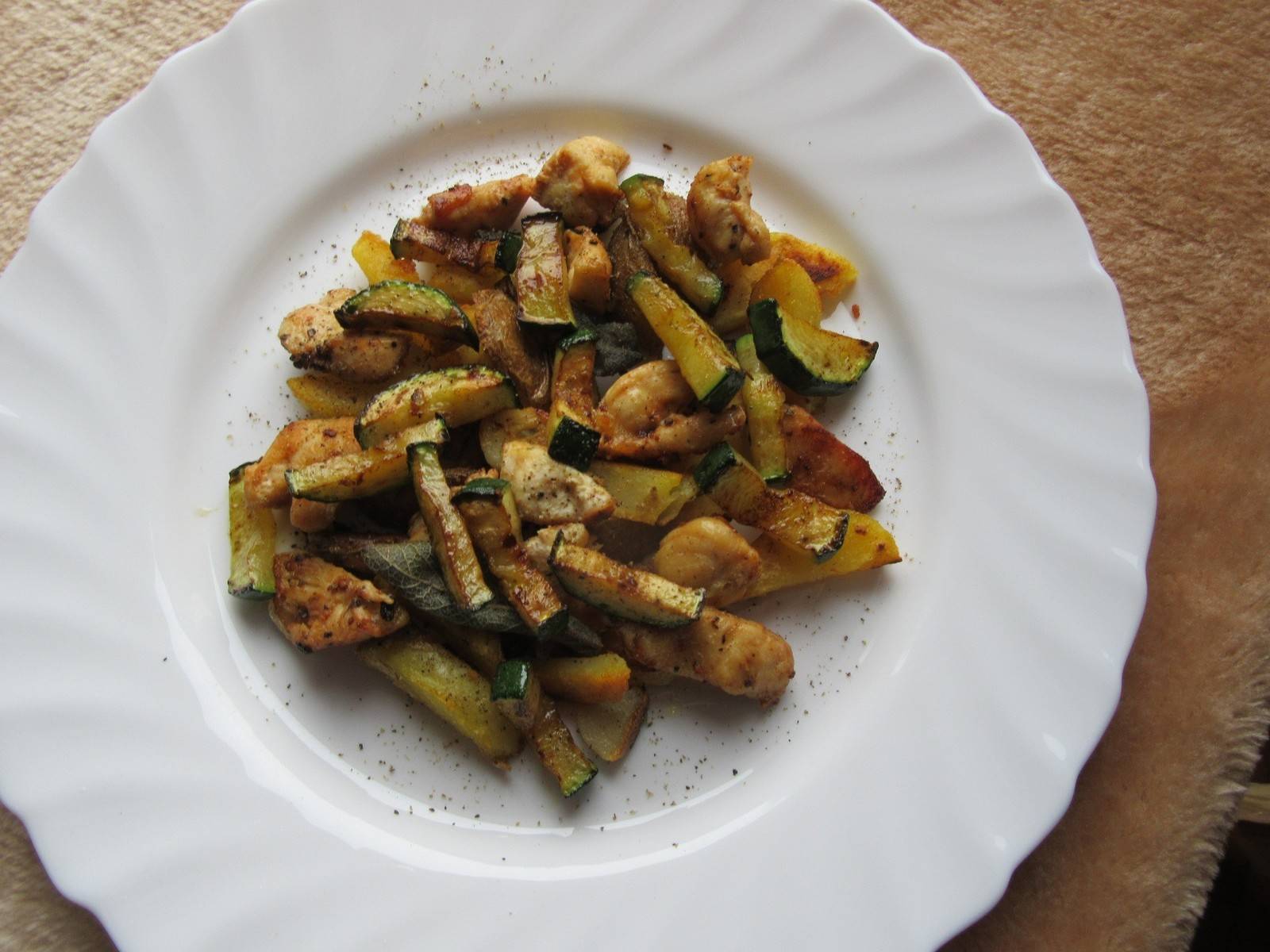 Bratkartoffeln mit Zucchini und Putenbrust Rezept - ichkoche.de