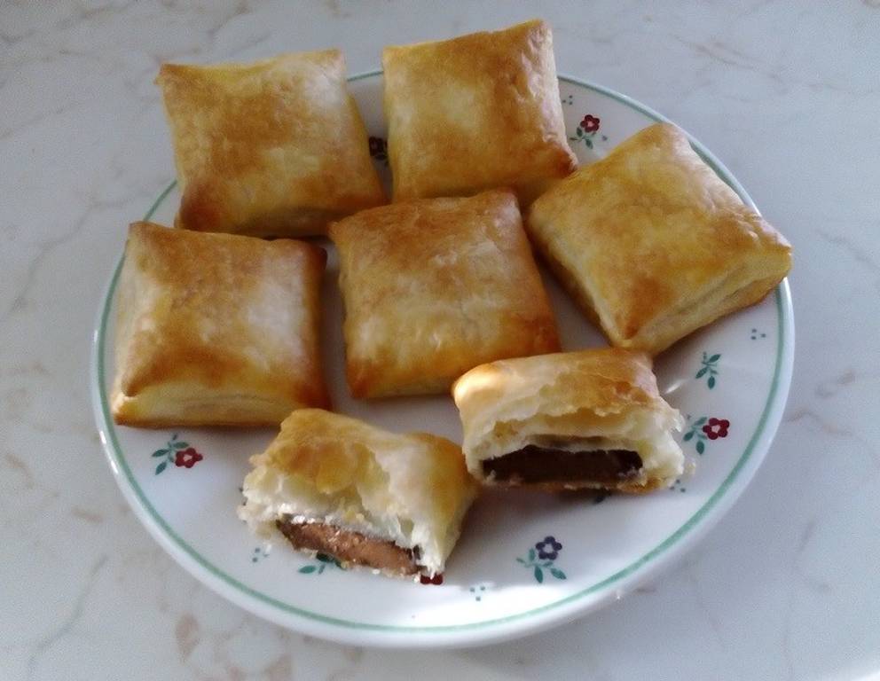 Blätterteigtascherl mit Nutellafülle Blätterteigtascherl mit Nutellafülle