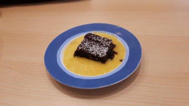 Saftiger Brownie auf Multivitaminsauce Saftiger Brownie auf Multivitaminsauce