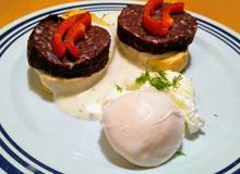 Blutwurst auf Baguette mit pochiertem Ei und Krensauce Blutwurst auf Baguette mit pochiertem Ei und Krensauce