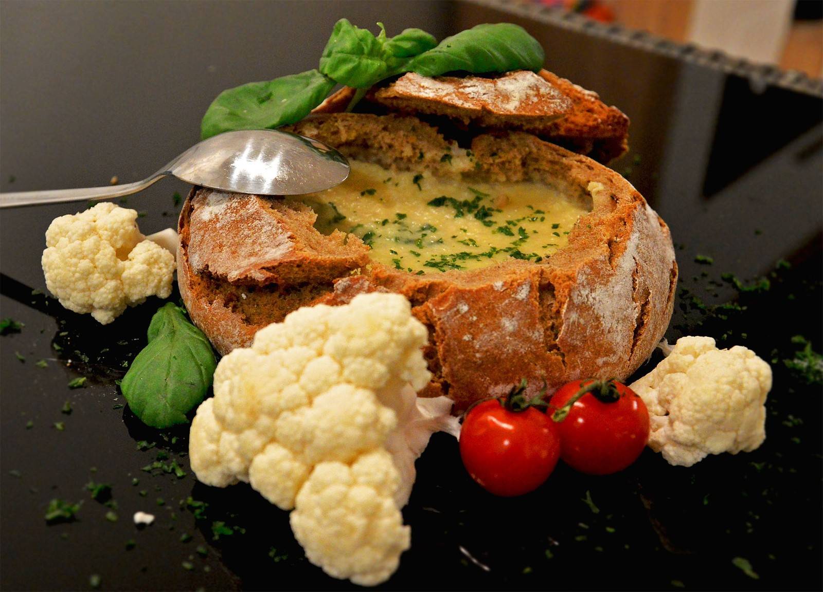 Karfiolcremesuppe im Brottopf