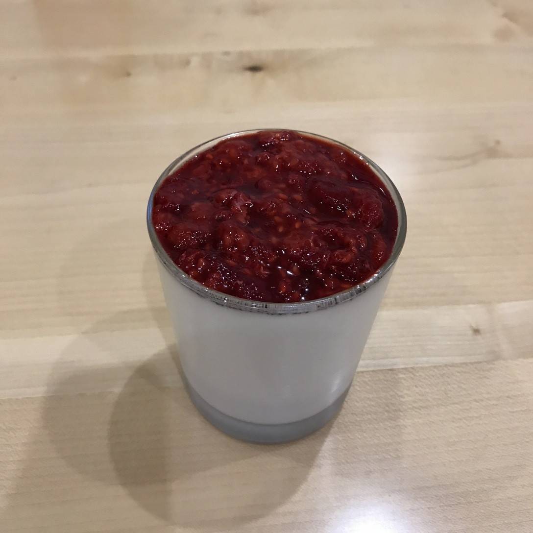 Leichte Panna Cotta mit Himbeerspiegel