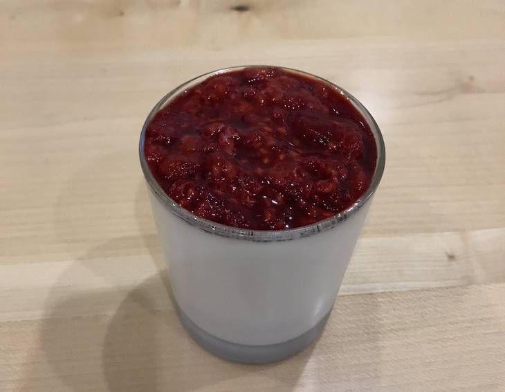 Leichte Panna Cotta mit Himbeerspiegel