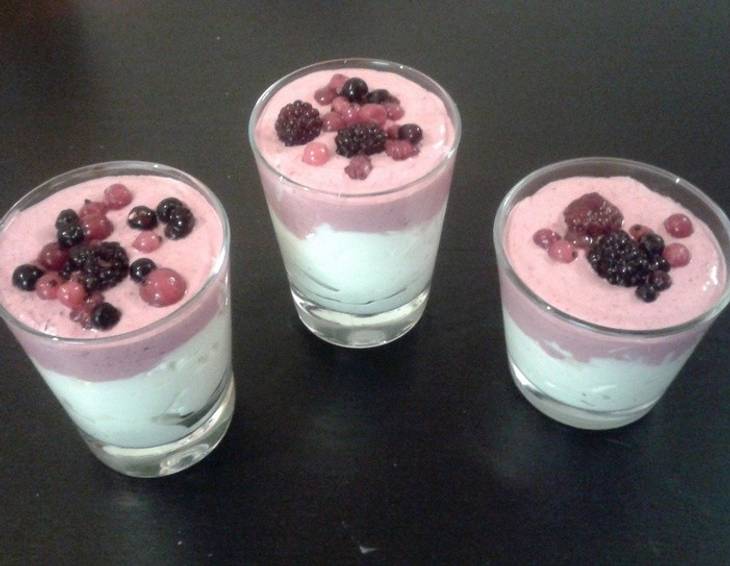 Beeren-Topfencreme