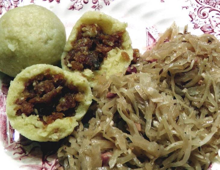 Grammelknödel mit warmen Kraut