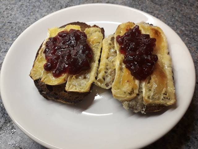 Überbackene Camembert-Brote