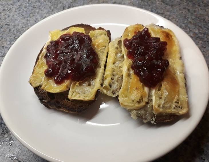 Überbackene Camembert-Brote