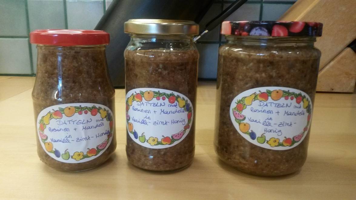Datteln, Rosinen und Mandeln in Vanille-Zimt-Honig Rezept - ichkoche.de Datteln, Rosinen und Mandeln in Vanille-Zimt-Honig Rezept - ichkoche.de
