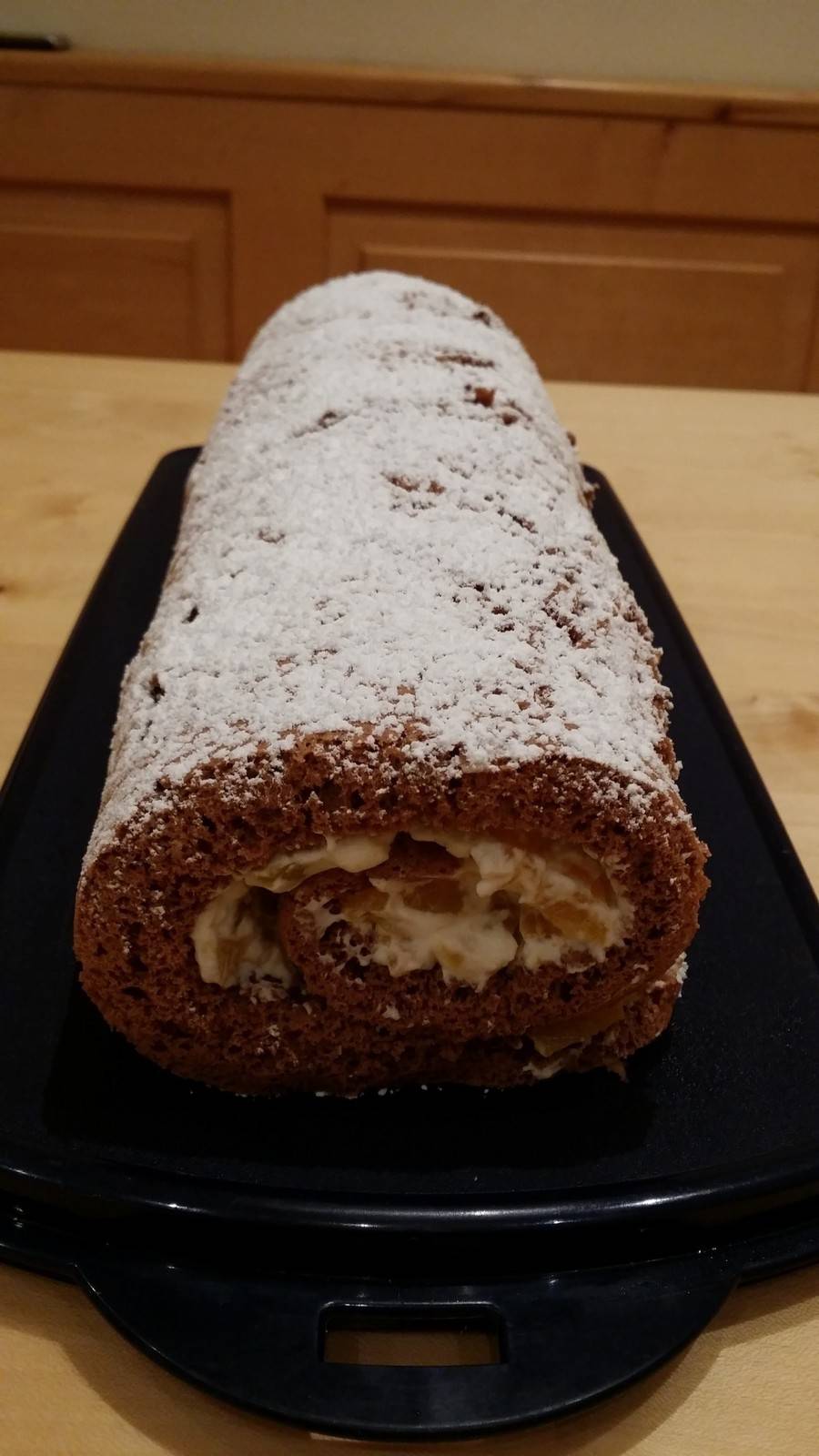 Biskuitroulade mit Pfirsich Creme Rezept - ichkoche.de