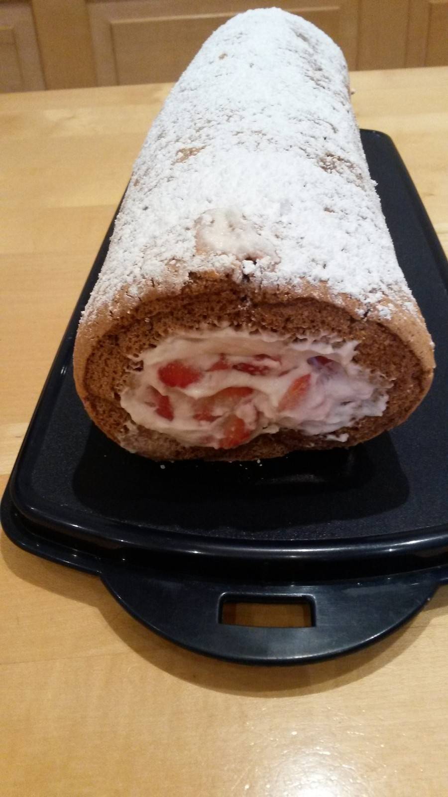 Biskuitroulade mit Erdbeer Creme