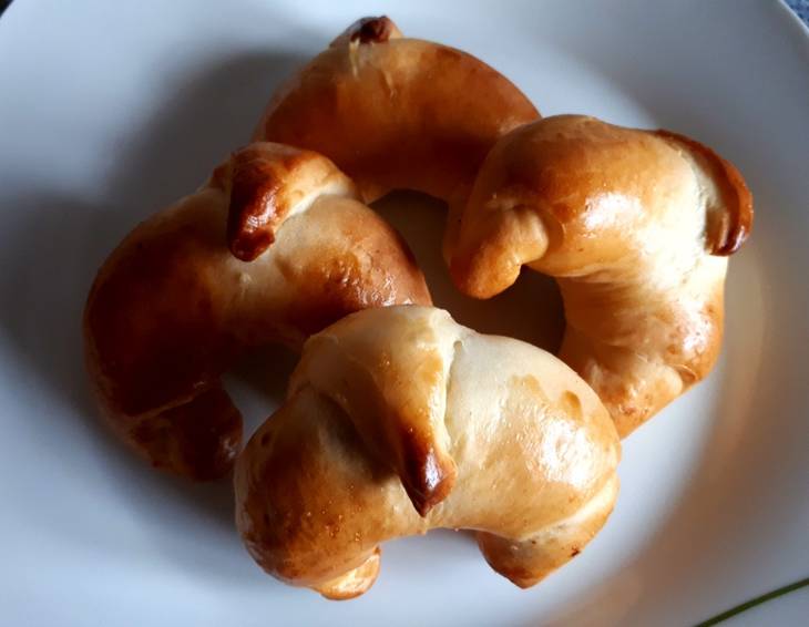 Nusskipferl aus Germteig Nusskipferl aus Germteig