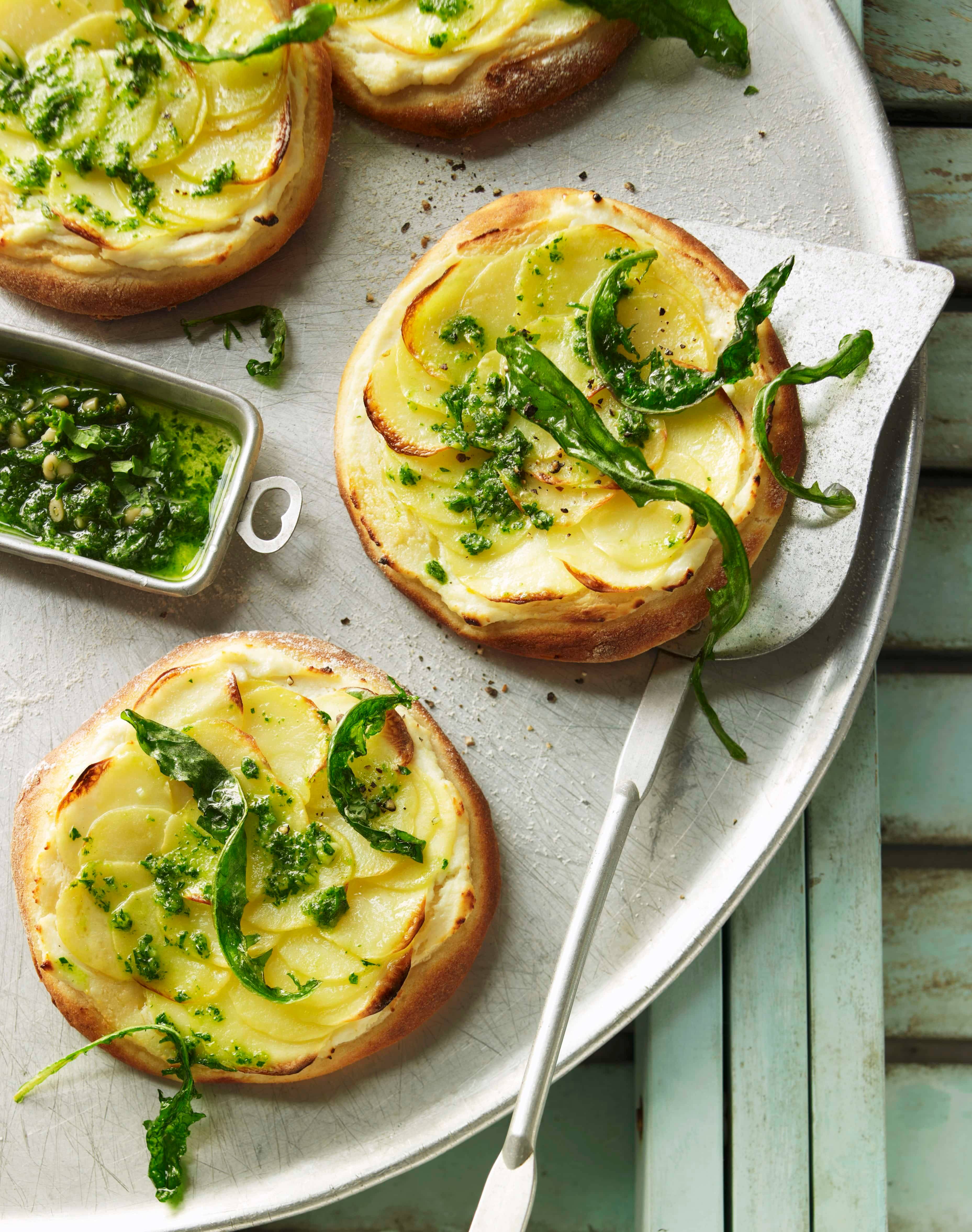 Kartoffel-Pizzette mit gebratenem Löwenzahn-Pesto