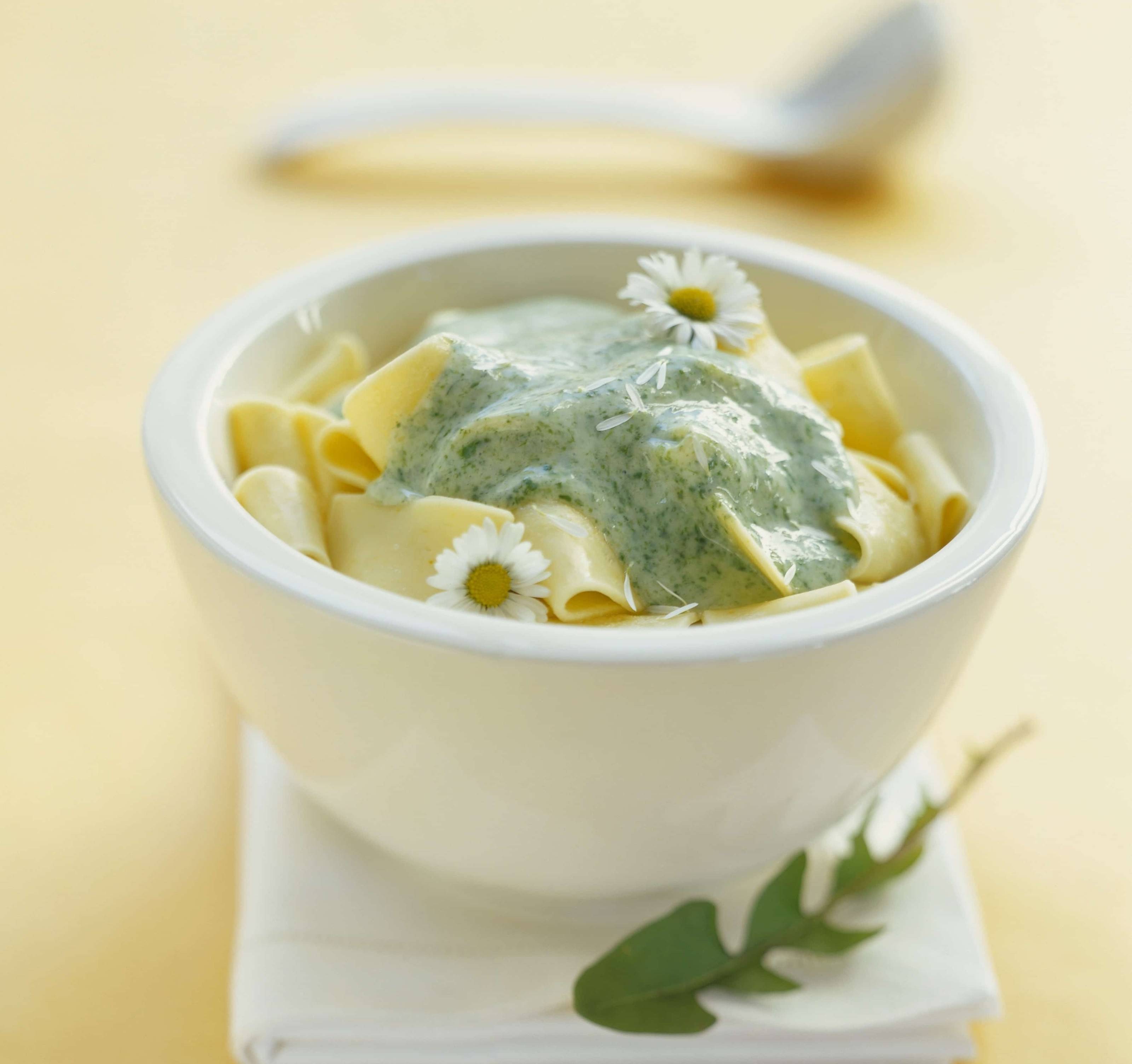 Pappardelle mit Löwenzahn-Oberssauce und Gänseblümchen Rezept