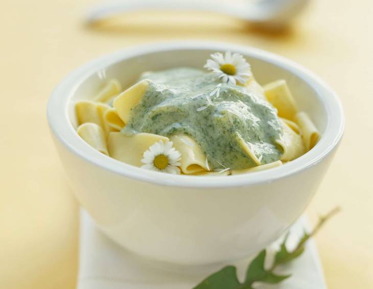 Pappardelle mit Löwenzahn-Oberssauce und Gänseblümchen Pappardelle mit Löwenzahn-Oberssauce und Gänseblümchen