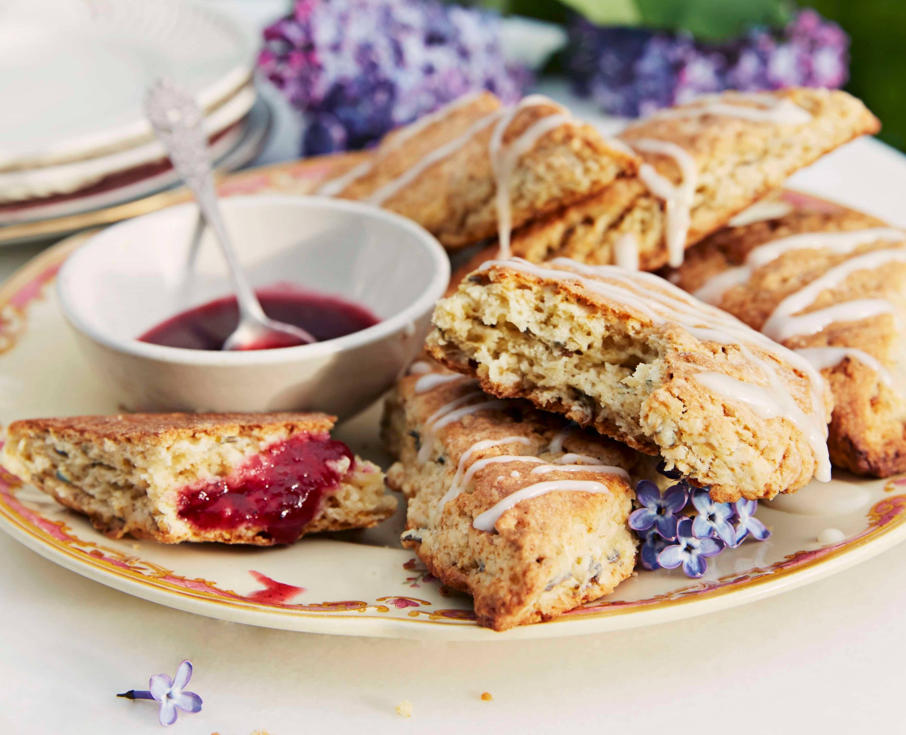 Flieder-Scones mit Gelee Rezept