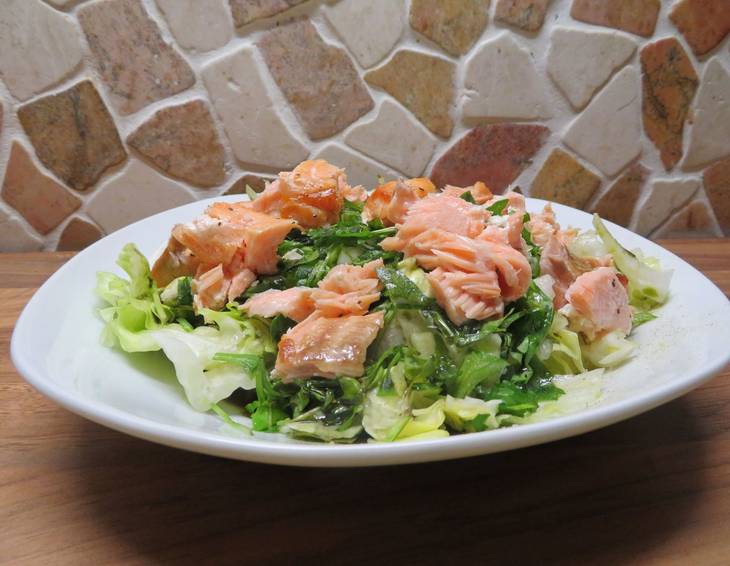 Lachsfilet auf Rucola mit Kräutervinaigrette Lachsfilet auf Rucola mit Kräutervinaigrette