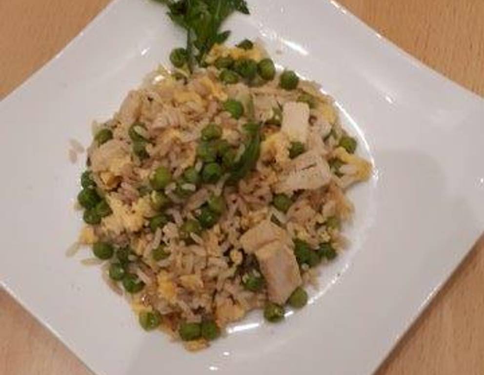 Gebratener Eierreis mit Huhn Gebratener Eierreis mit Huhn