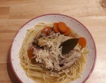 Kräftiger Hühner-Nudeltopf mit Kren Kräftiger Hühner-Nudeltopf mit Kren