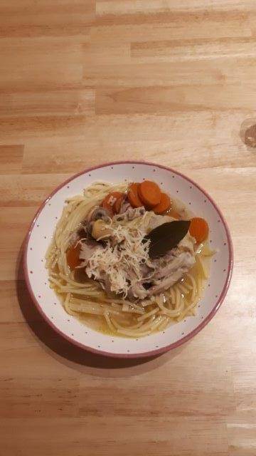 Kräftiger Hühner-Nudeltopf mit Kren Rezept - ichkoche.de Kräftiger Hühner-Nudeltopf mit Kren Rezept - ichkoche.de