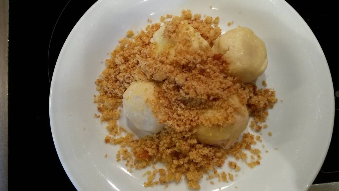 Marillenknödel mit Butter-Zimt-Bröseln