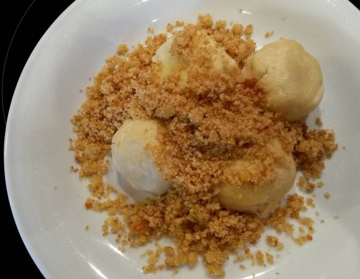 Marillenknödel mit Butter-Zimt-Bröseln