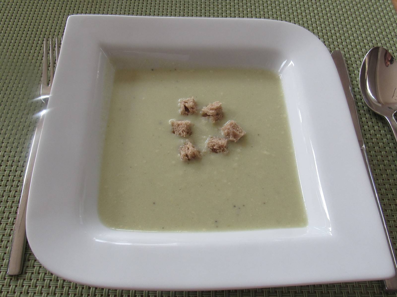 Brokkolicremesuppe Mit Knoblauch Brotwürfel Rezept - ichkoche.ch