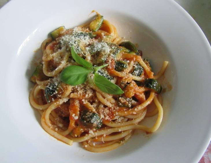 Bucatini mit Zucchini und Tomatensugo Bucatini mit Zucchini und Tomatensugo