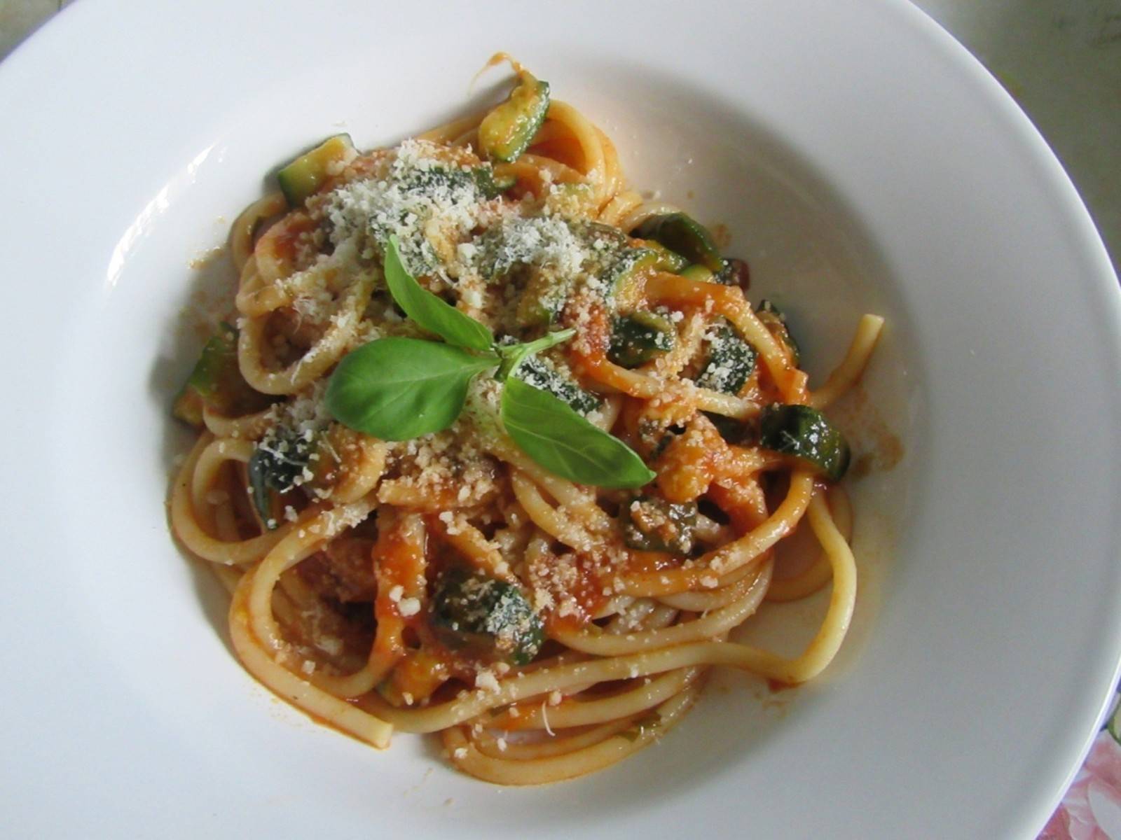 Bucatini mit Zucchini und Tomatensugo Rezept - ichkoche.de Bucatini mit Zucchini und Tomatensugo Rezept - ichkoche.de