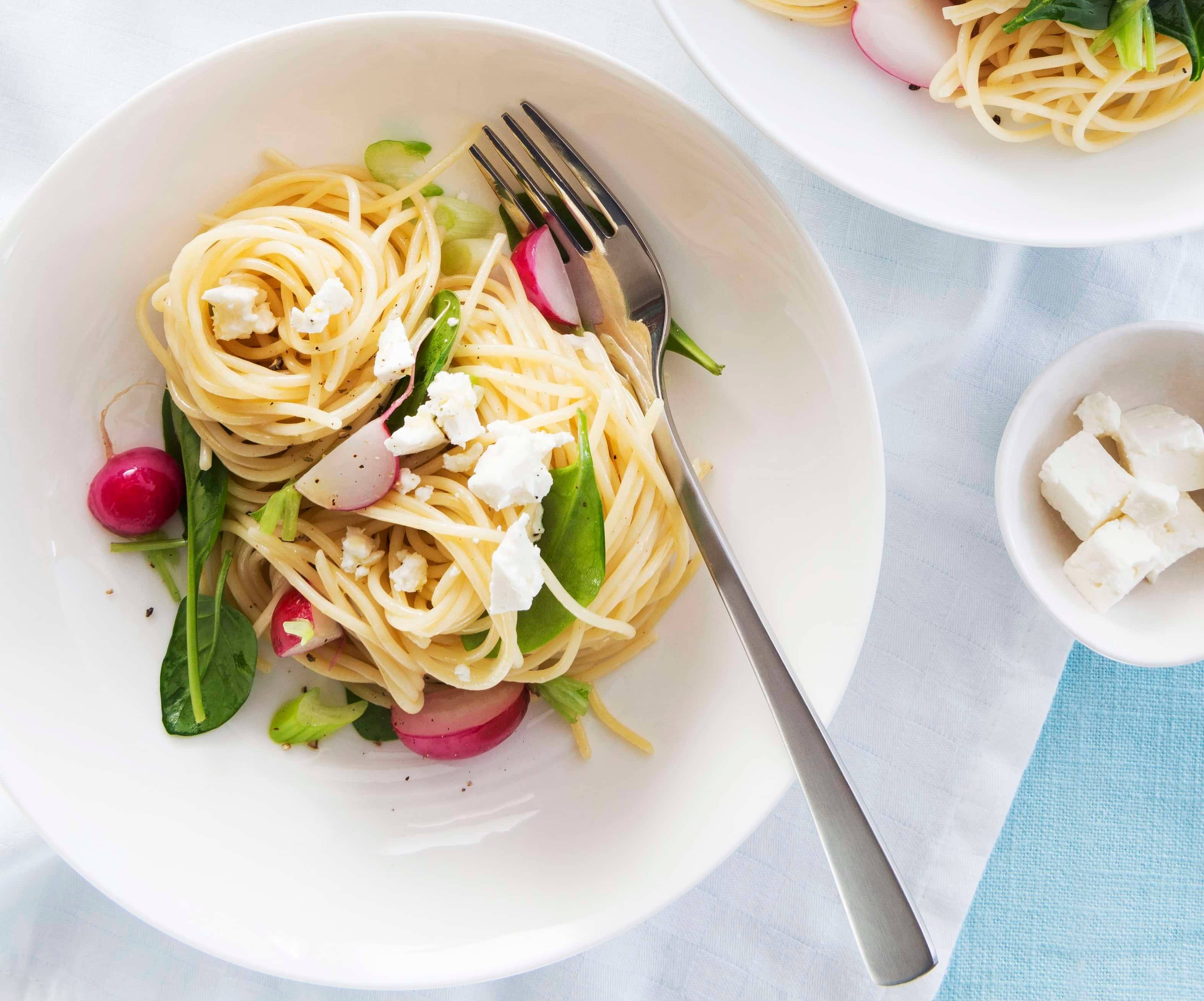 Linguine mit Spinat, Feta und Radieschen