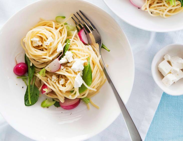 Linguine mit Spinat, Feta und Radieschen