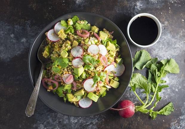 Reissalat mit Avocado und Radieschen Rezept - ichkoche