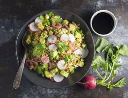 Reissalat mit Avocado und Radieschen Reissalat mit Avocado und Radieschen